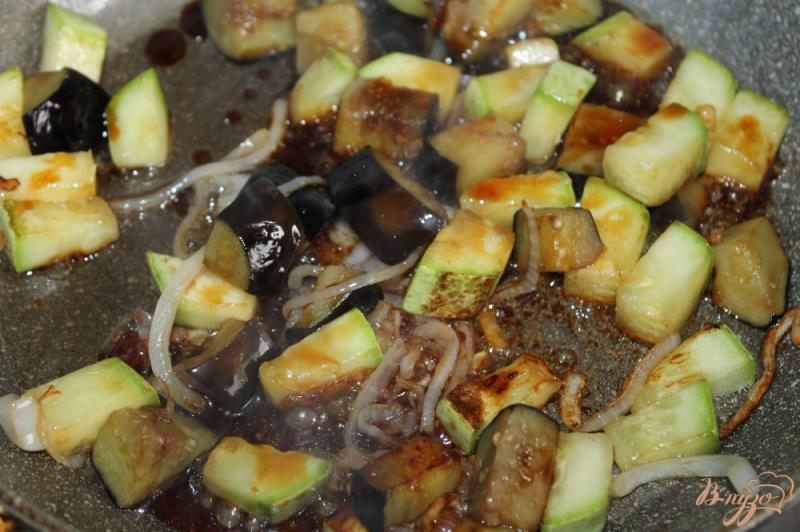 Фото приготовление рецепта: Гарнир из жареных баклажанов и кабачка в соевом соусе « Терияки » шаг №3