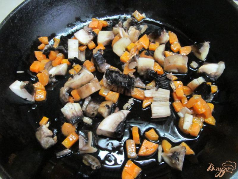 Фото приготовление рецепта: Грибной кус-кус с морковью и хрустящим луком шаг №3