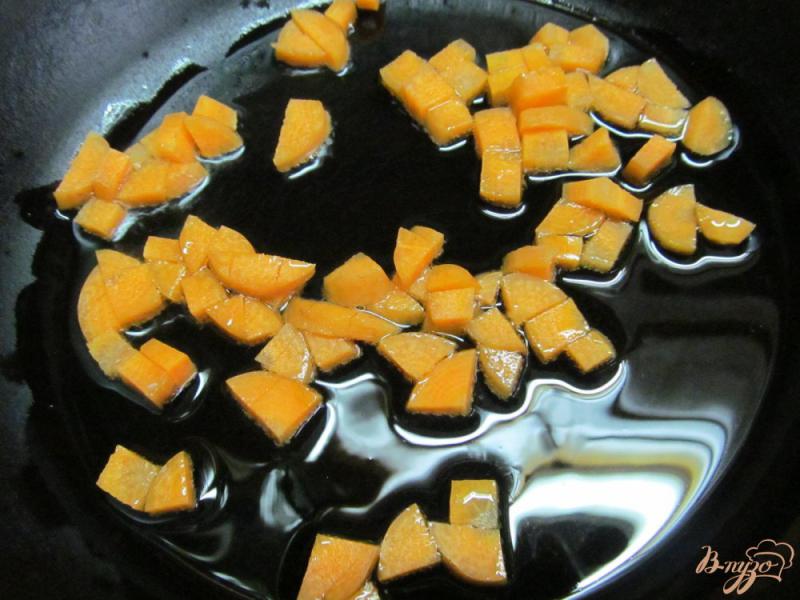 Фото приготовление рецепта: Грибной кус-кус с морковью и хрустящим луком шаг №2