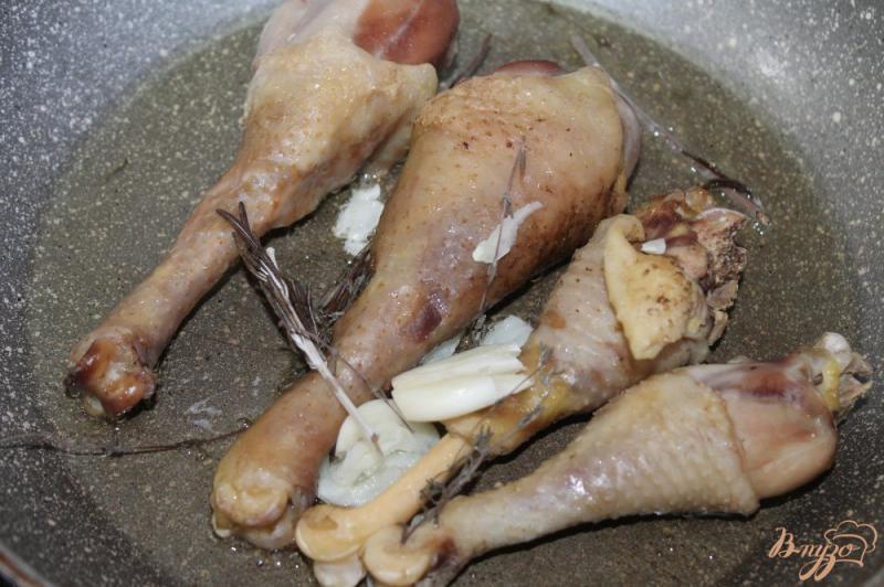 Фото приготовление рецепта: Тушенные куриные голени с горчицей и медом шаг №2