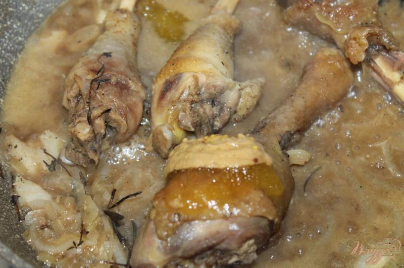 Фото приготовление рецепта: Тушенные куриные голени с горчицей и медом шаг №5