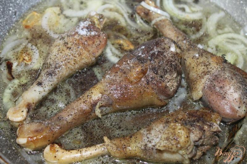 Фото приготовление рецепта: Тушенные куриные голени с горчицей и медом шаг №4