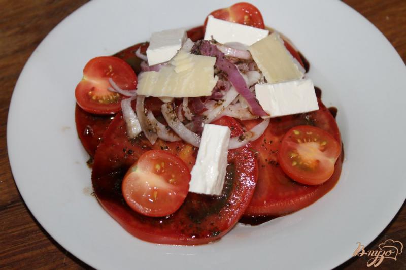 Фото приготовление рецепта: Помидорный салат с луком и бальзамическим соусом шаг №5