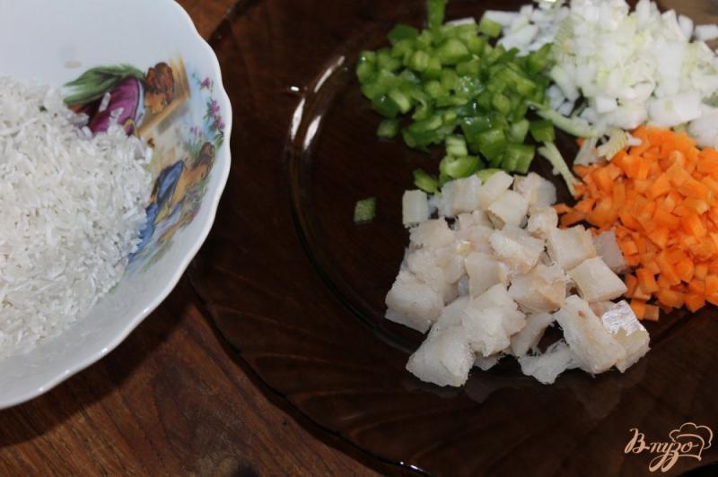 Фото приготовление рецепта: Рис с белой рыбой и овощами шаг №1