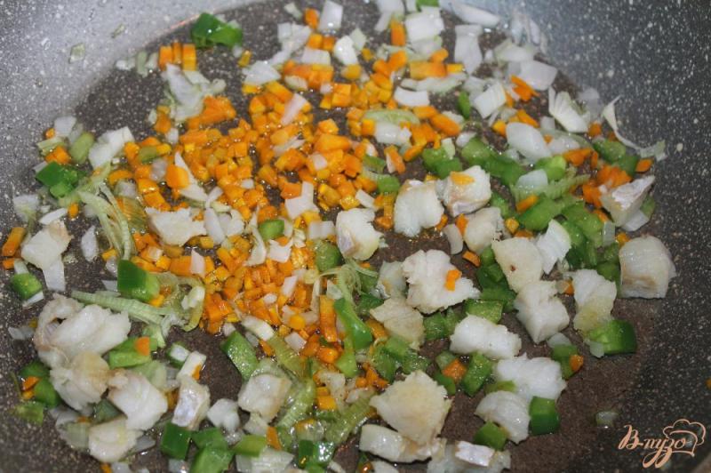 Фото приготовление рецепта: Рис с белой рыбой и овощами шаг №2