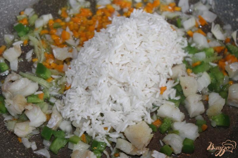 Фото приготовление рецепта: Рис с белой рыбой и овощами шаг №3