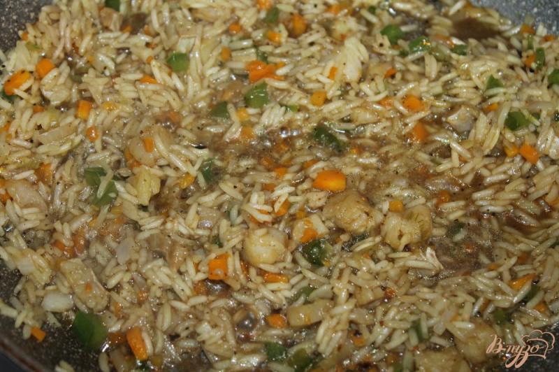 Фото приготовление рецепта: Рис с белой рыбой и овощами шаг №5