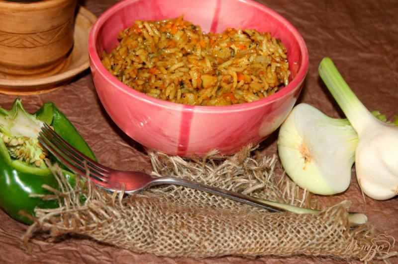 Фото приготовление рецепта: Рис с белой рыбой и овощами шаг №6