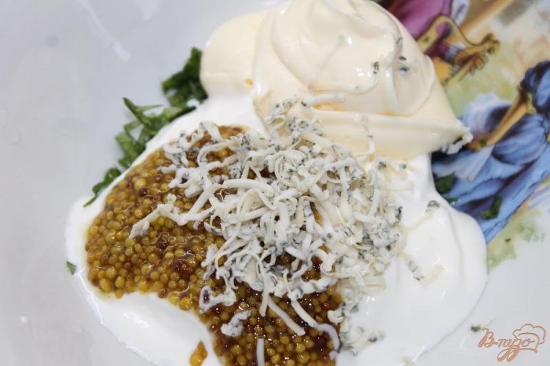 Фото приготовление рецепта: Сметанный соус с сыром «Дор Блю» и цедрой лайма шаг №4