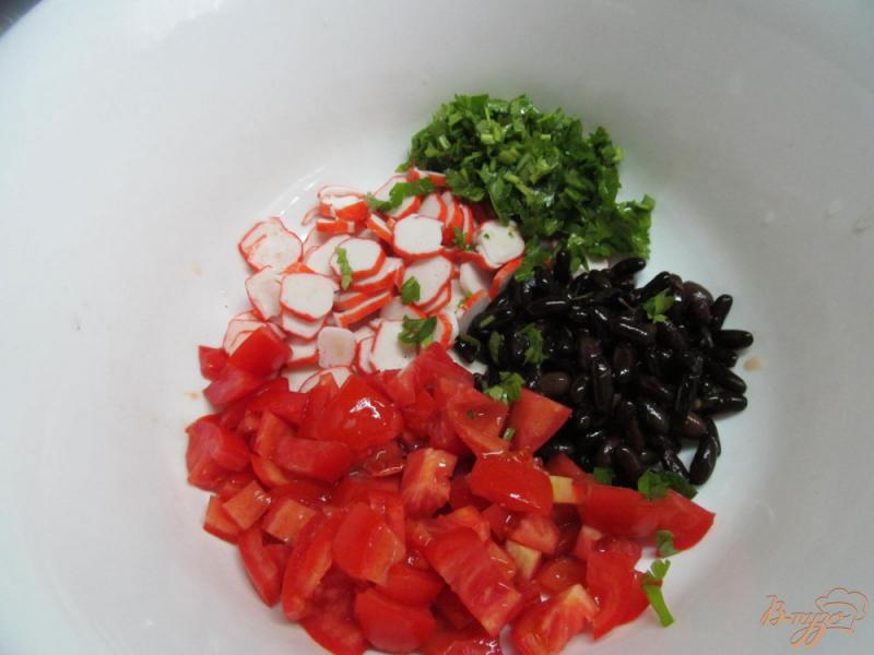 Фото приготовление рецепта: Крабовый салат с помидором и черной фасолью шаг №2