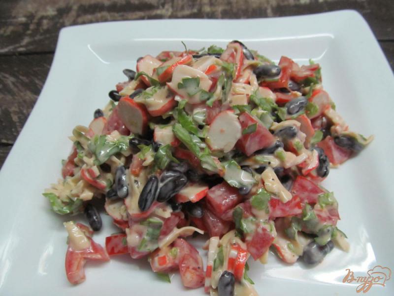Фото приготовление рецепта: Крабовый салат с помидором и черной фасолью шаг №4