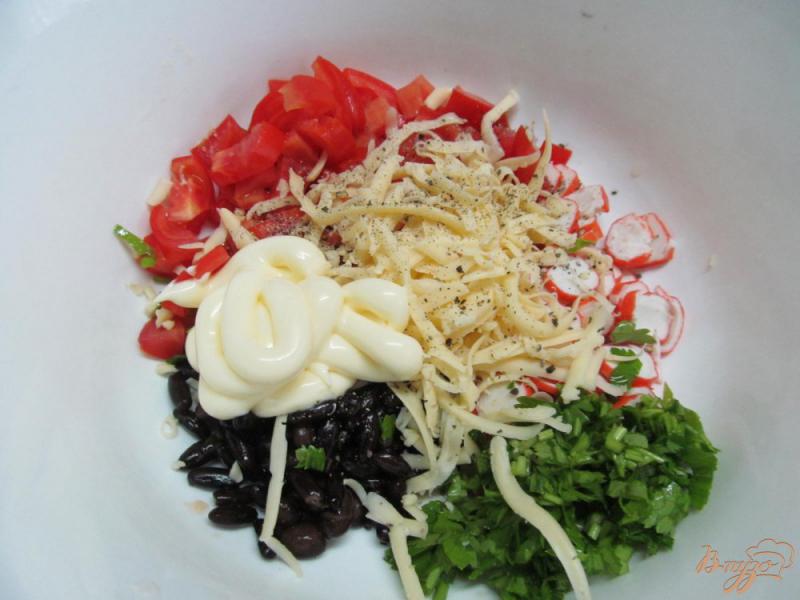 Фото приготовление рецепта: Крабовый салат с помидором и черной фасолью шаг №3