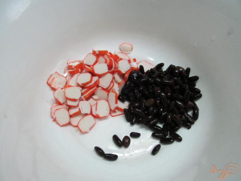Фото приготовление рецепта: Крабовый салат с помидором и черной фасолью шаг №1