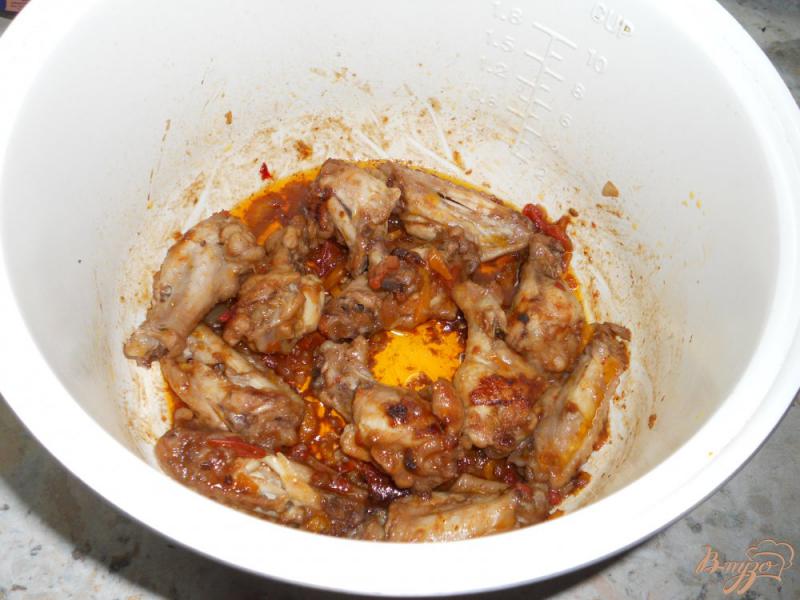 Фото приготовление рецепта: Куриные крылышки с помидорами в соке из черной смородины (в мультиварке) шаг №4
