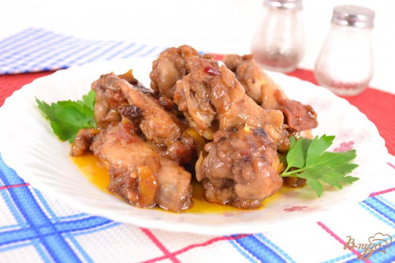 Фото приготовление рецепта: Куриные крылышки с помидорами в соке из черной смородины (в мультиварке) шаг №5