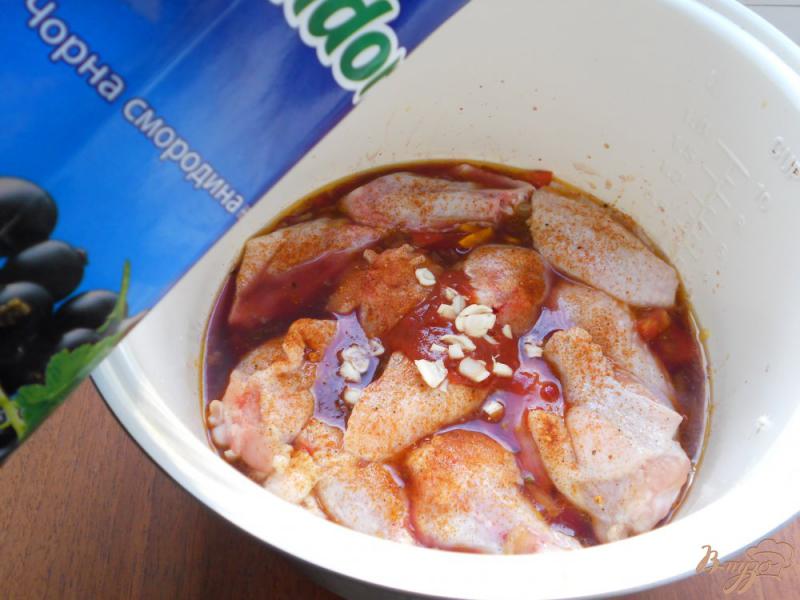 Фото приготовление рецепта: Куриные крылышки с помидорами в соке из черной смородины (в мультиварке) шаг №3