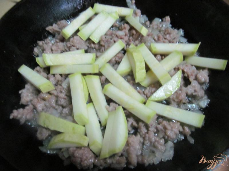Фото приготовление рецепта: Кабачки с фаршем и помидором шаг №3