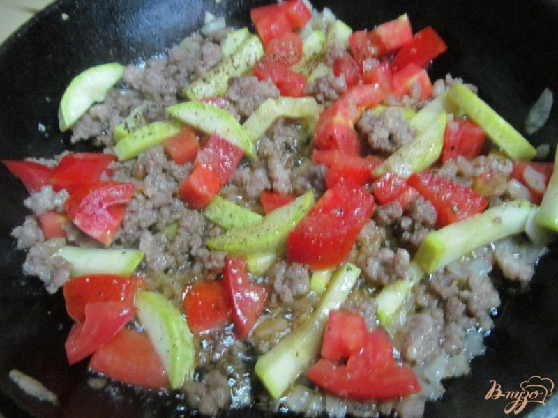 Фото приготовление рецепта: Кабачки с фаршем и помидором шаг №4