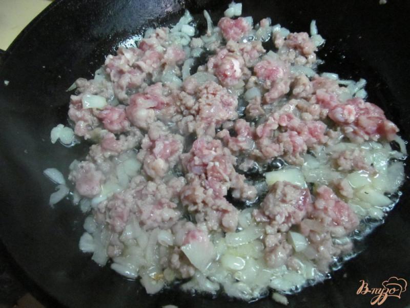 Фото приготовление рецепта: Кабачки с фаршем и помидором шаг №2