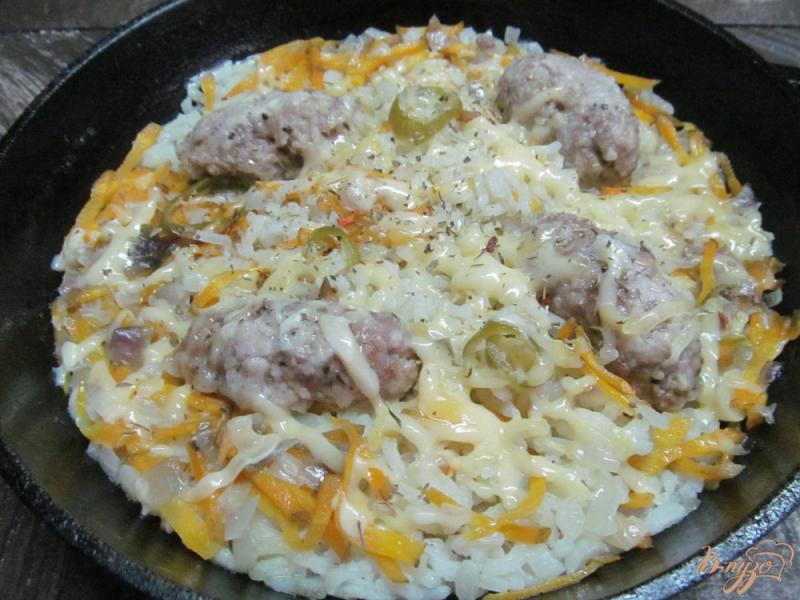Фото приготовление рецепта: Мясные колбаски на рисе шаг №7