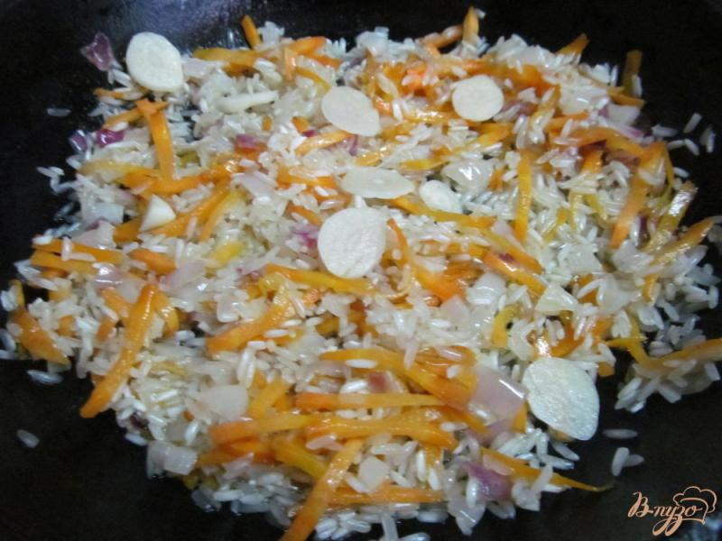 Фото приготовление рецепта: Мясные колбаски на рисе шаг №3