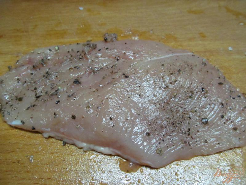 Фото приготовление рецепта: Куриная грудинка под сливочным соусом с травами шаг №1