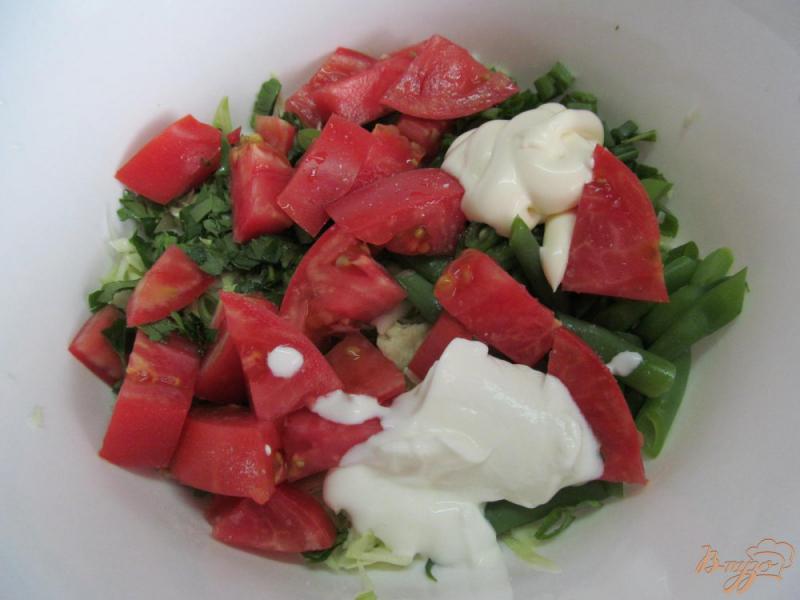 Фото приготовление рецепта: Капустный салат с помидором и стручковой фасолью шаг №3