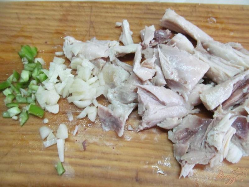 Фото приготовление рецепта: Паста с вареной курицей шаг №2