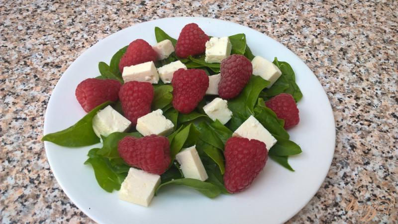 Фото приготовление рецепта: Салат с малиной и шпинатом шаг №3