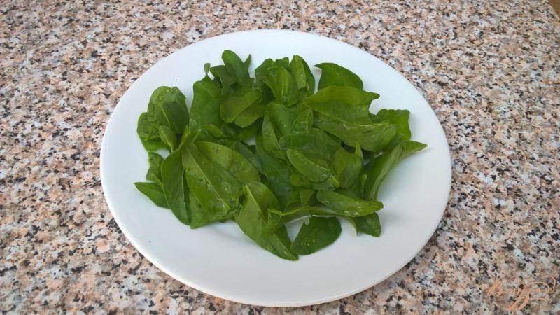 Фото приготовление рецепта: Салат с малиной и шпинатом шаг №1