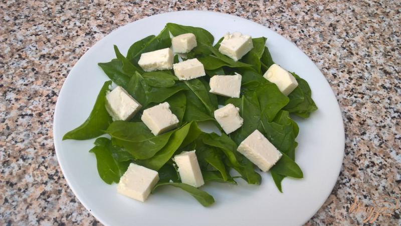 Фото приготовление рецепта: Салат с малиной и шпинатом шаг №2