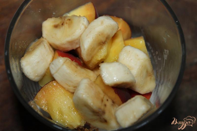 Фото приготовление рецепта: Десерт из творожного крема с фруктами шаг №6