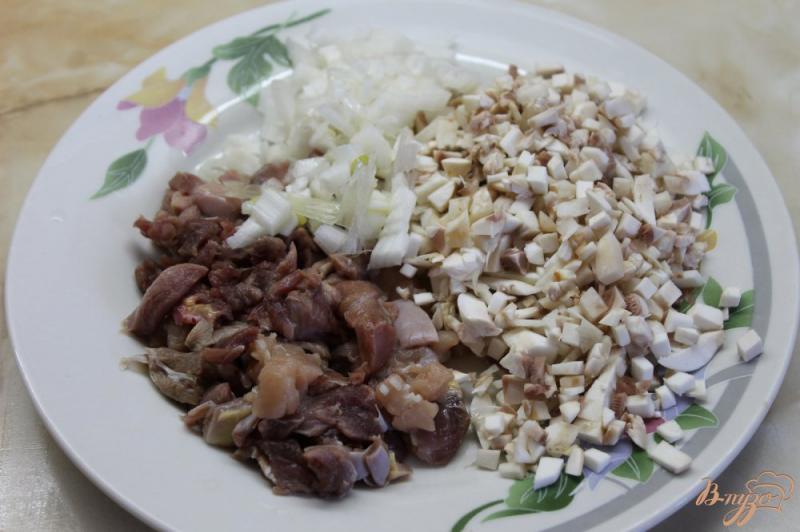 Фото приготовление рецепта: Каннеллони с куриным мясом и грибами под соусом шаг №1
