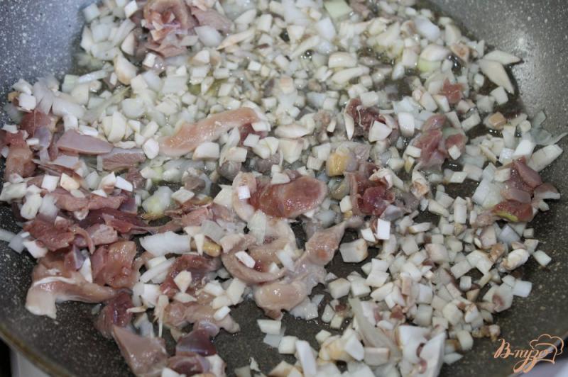 Фото приготовление рецепта: Каннеллони с куриным мясом и грибами под соусом шаг №2