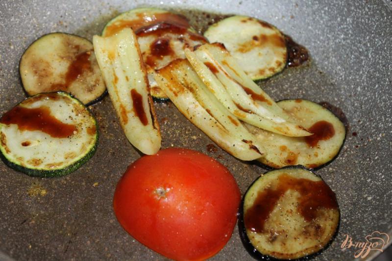 Фото приготовление рецепта: Лепешка с жареными овощами и курицей шаг №2