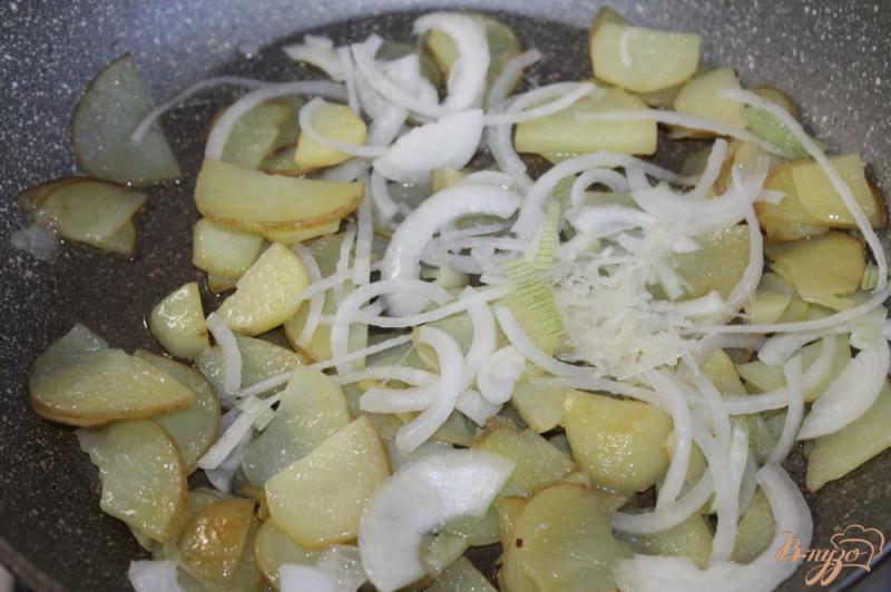 Фото приготовление рецепта: Картофельный гарнир с молодым горохом шаг №3