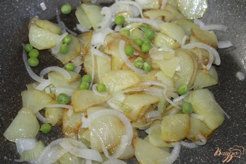 Фото приготовление рецепта: Картофельный гарнир с молодым горохом шаг №4