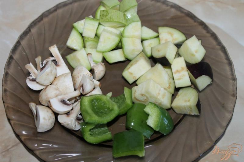 Фото приготовление рецепта: Теплый овощной салат с пармезаном шаг №1