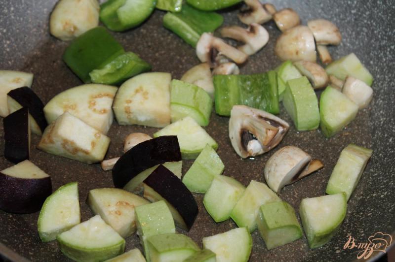Фото приготовление рецепта: Теплый овощной салат с пармезаном шаг №2