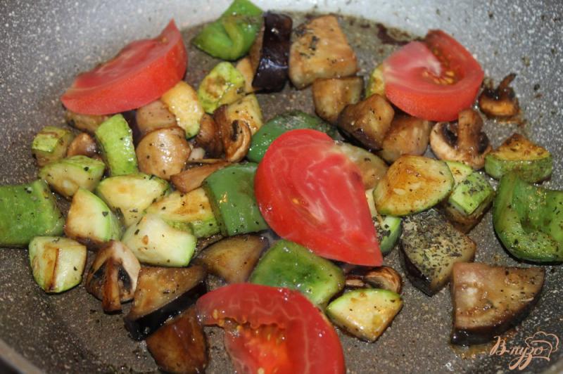 Фото приготовление рецепта: Теплый овощной салат с пармезаном шаг №4
