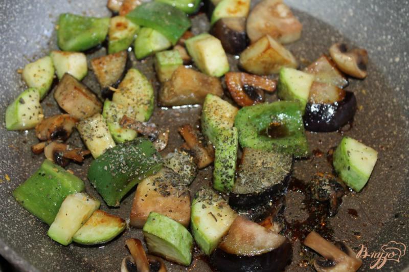 Фото приготовление рецепта: Теплый овощной салат с пармезаном шаг №3