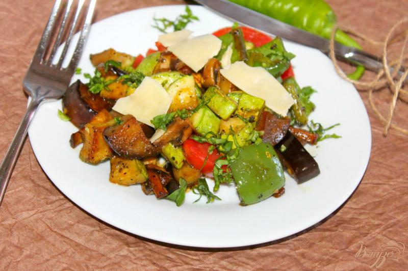 Фото приготовление рецепта: Теплый овощной салат с пармезаном шаг №5