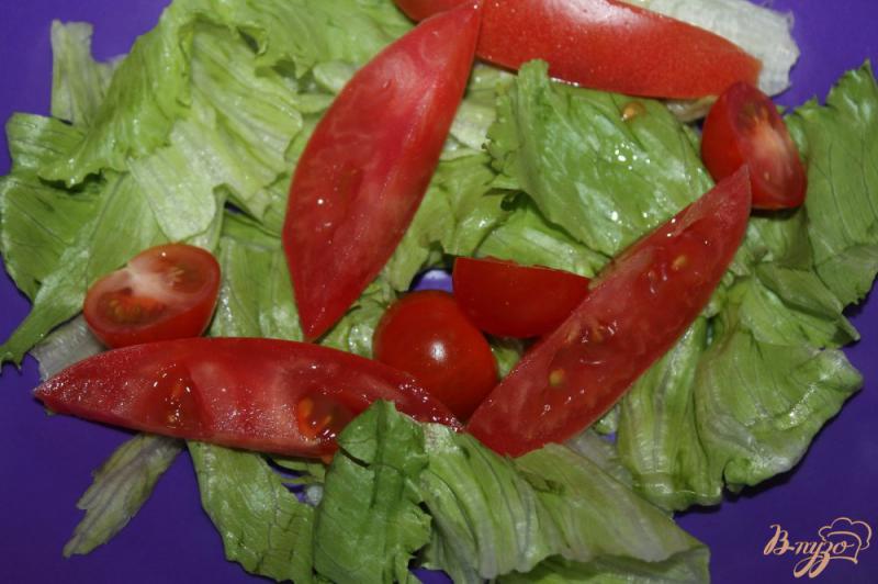 Фото приготовление рецепта: Овощной салат с листьями айсберга и авокадо шаг №2