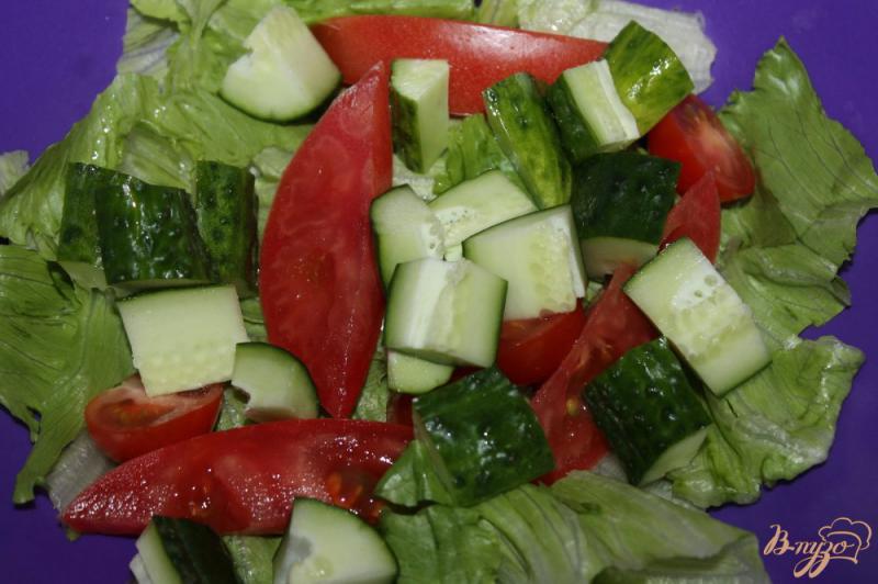 Фото приготовление рецепта: Овощной салат с листьями айсберга и авокадо шаг №3