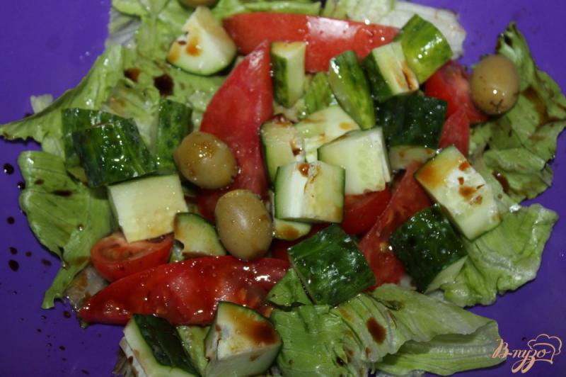 Фото приготовление рецепта: Овощной салат с листьями айсберга и авокадо шаг №4
