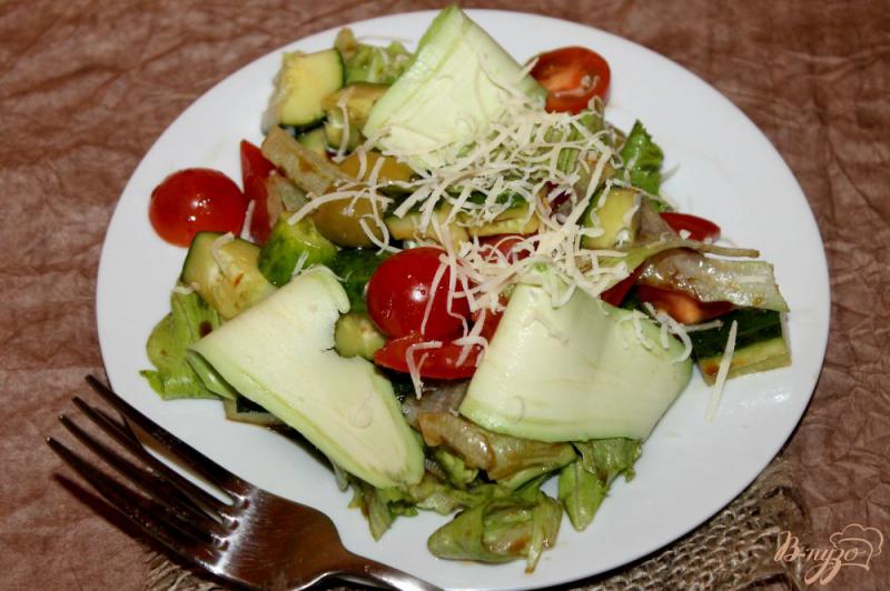 Фото приготовление рецепта: Овощной салат с листьями айсберга и авокадо шаг №6