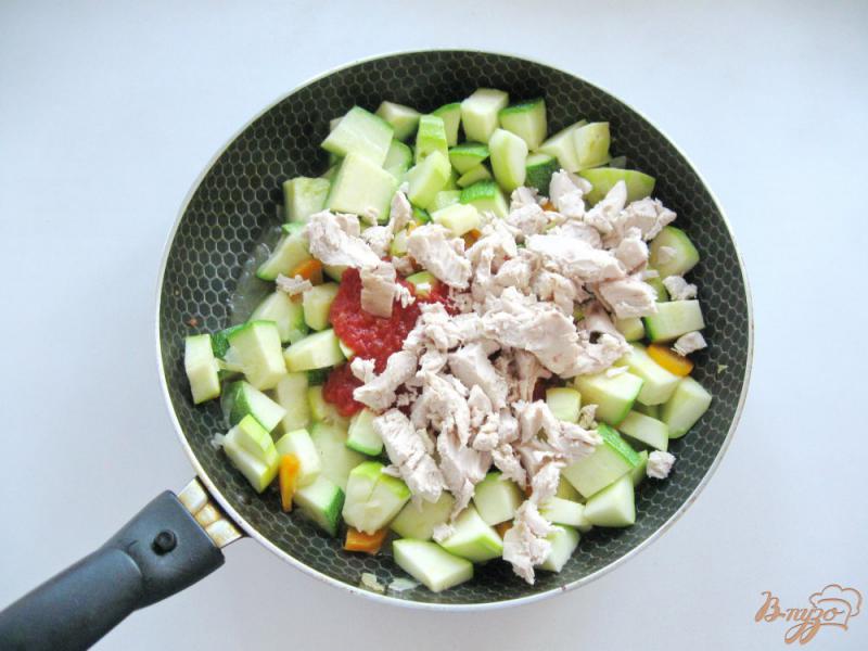 Фото приготовление рецепта: Овощное рагу с цуккини и курицей шаг №4
