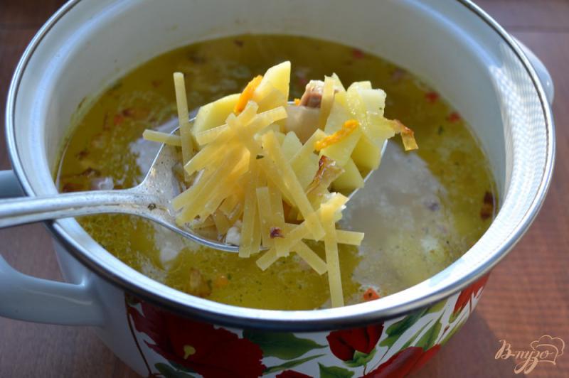 Фото приготовление рецепта: Куриный суп с лапшой шаг №3