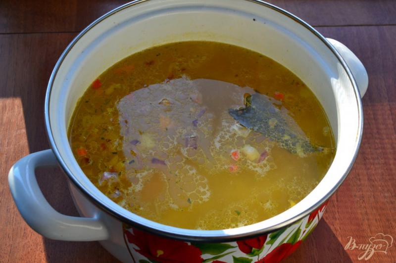 Фото приготовление рецепта: Куриный суп с лапшой шаг №4
