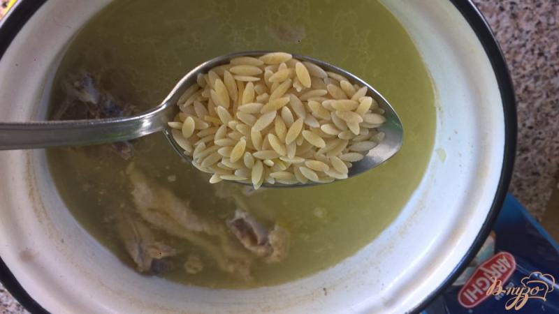 Фото приготовление рецепта: Суп с ризони и шпинатом шаг №2